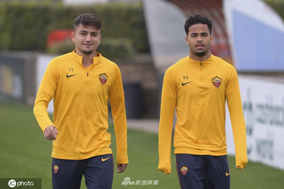 姆希塔良与队友进行撞墙式配合，灵巧的触球如同在绿茵场上跳起华尔兹。