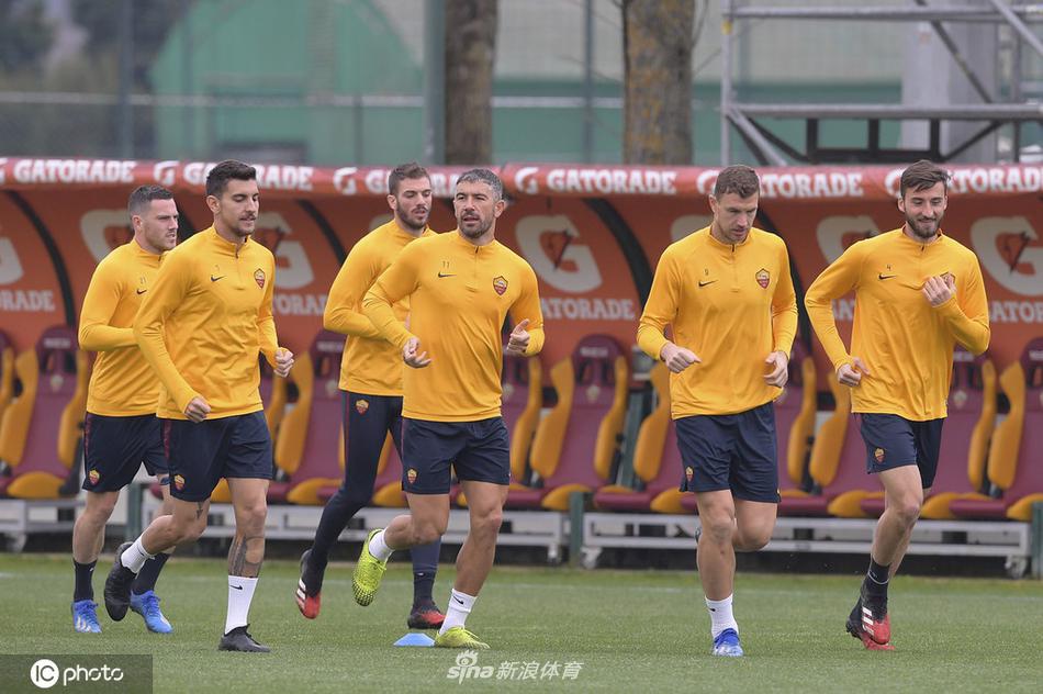 科拉罗夫轰出标志性重炮任意球，皮球划破长空，仿佛要击穿罗马冬日的阴霾。