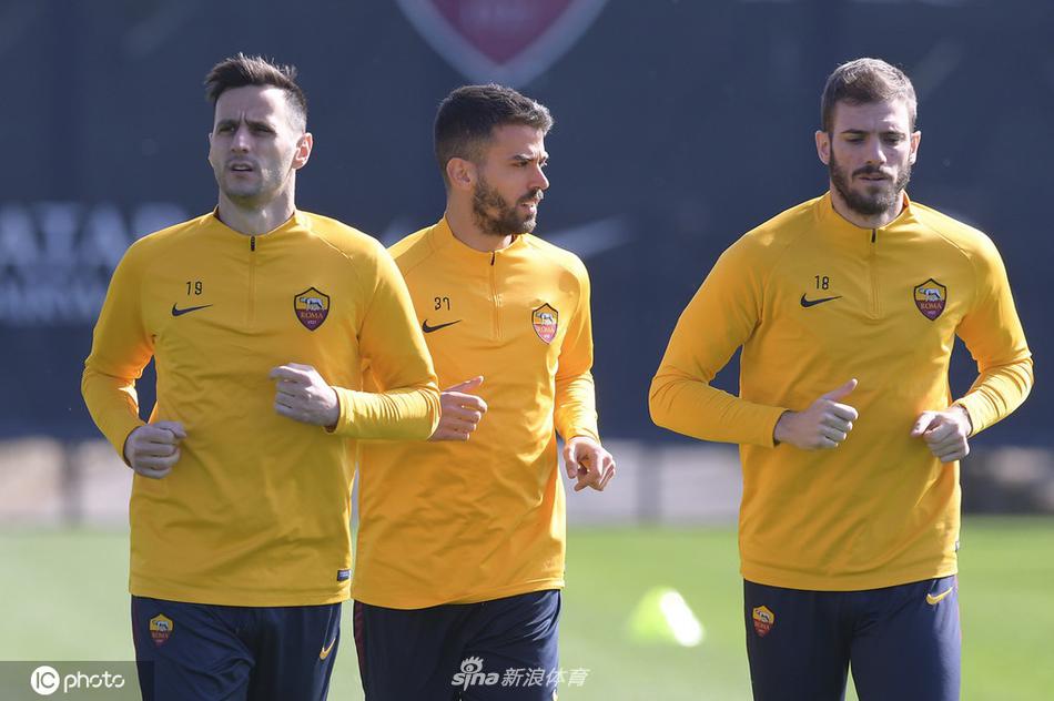 主教练丰塞卡在训练间隙用手势比划着战术，他专注的目光仿佛已穿越时空，指挥着弟子们在即将到来的恶战中与对手周旋。