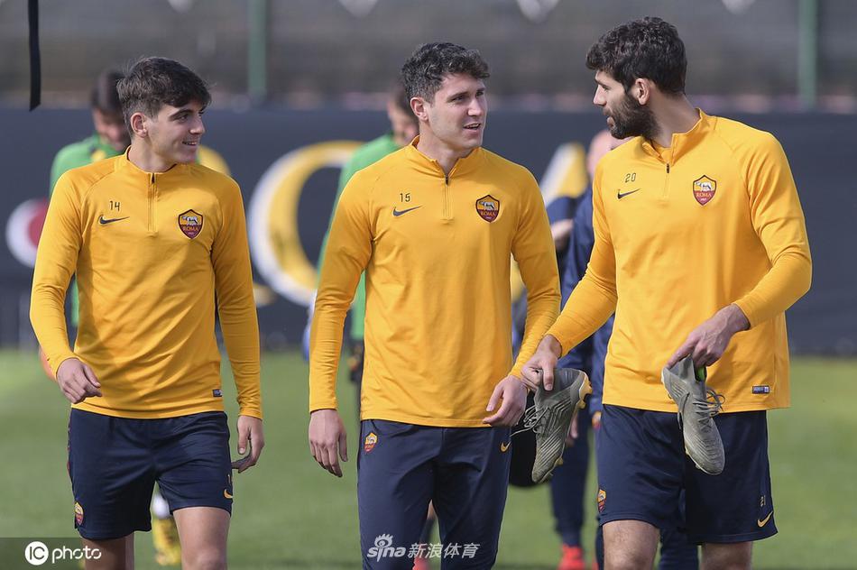 阳光洒在特里戈里亚基地的训练场上，罗马球员们正在进行热身，他们充满活力的身影预示着红狼军团已为即将到来的欧联杯硬仗做足准备。