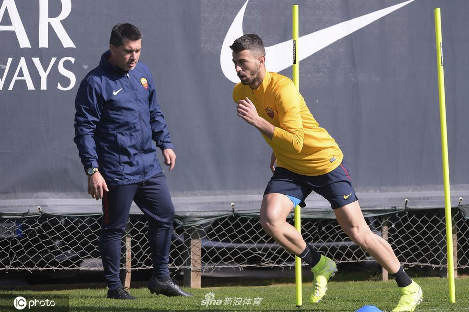 在罗马特里戈里亚训练基地的阳光下，队长哲科正张开双臂保持平衡，他脚下的皮球仿佛被磁铁吸引，即将带领红狼军团冲向胜利的彼岸。