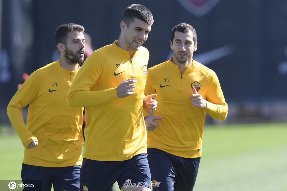 特里戈里亚基地的训练场上，罗马球员们正在进行激烈的分组对抗，人仰马翻的拼抢彰显了比赛日的临近与备战的白热化。