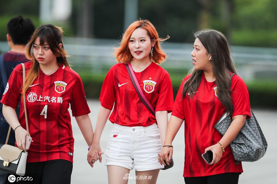 [盘点]上海上港美女球迷集 挥舞大旗掀起红色旋风