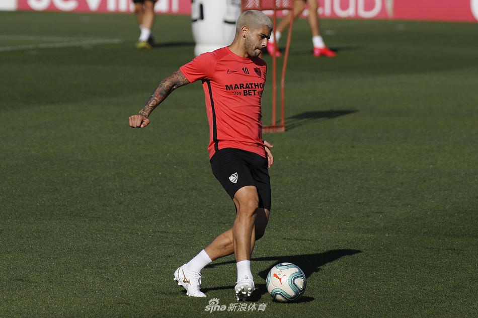 在阳光的照射下，几名塞维利亚球员保持着安全距离进行传接球配合，皮球在空中划出的弧线连接起这片寂静的球场，也连接起球员们渴望比赛的心。