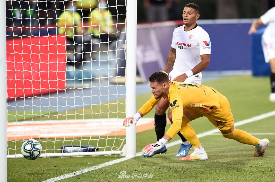 蝙蝠军团的主场看台虽空无一人，但巨大的球迷横幅仿佛凝聚着千言万语，默默守护着绿茵场上的斗士，见证着复赛后这历史性的一刻。