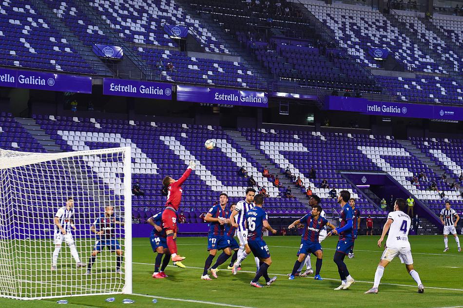 终场哨响，巴拉多利德球员颓然倒地，双手掩面，身旁是莱万特球员庆祝般高高扬起的臂膀，一喜一悲的巨大反差，构成了这片绿茵场上最真实的情感写照，远处空荡荡的看台，见证着这场没有进球的激烈对决。