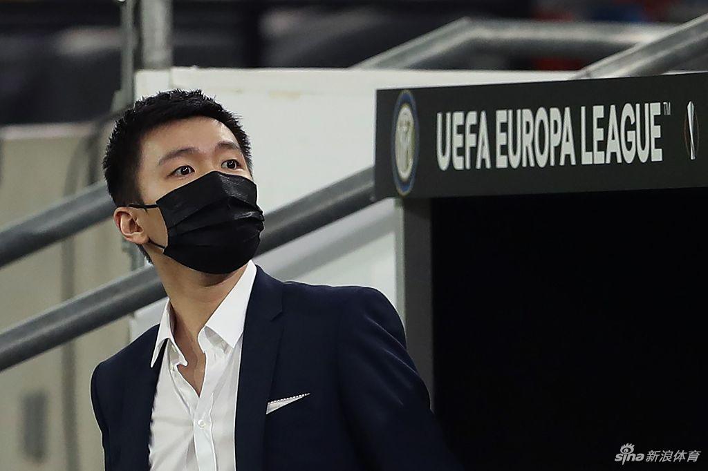 杜塞尔多夫竞技场的璀璨灯火下，张康阳目光如炬，他身姿笔挺地站在场边，仿佛一尊守护神，静静等待着属于蓝黑军团的狂欢时刻。