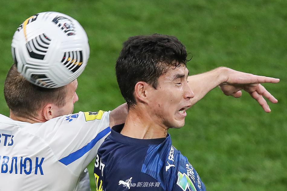 进球后的莫斯科迪纳摩球员们紧紧相拥，菲利普斯被队友们围在中央，他们的脸上写满了兴奋与释放，即使没有观众的欢呼声，团队内部的庆祝依然充满激情与力量。