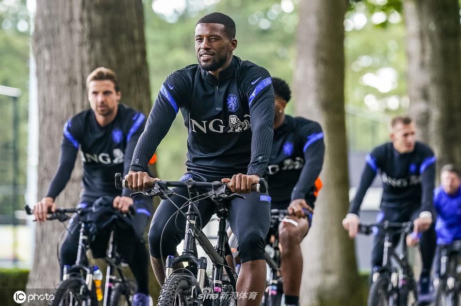 威纳尔杜姆正带着足球疾驰而过，他的眼神坚定望向远方，身后的队友们模糊成一片橙色光影，整个训练场都充满了为即将到来的欧国联决战而燃烧的斗志。