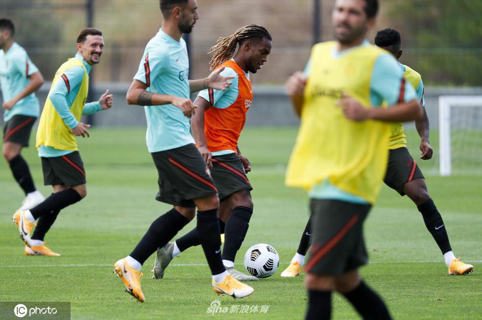 镜头捕捉到了一次紧张刺激的抢圈练习瞬间，一名球员飞身铲抢，足球在几名球员的快速传递间来回穿梭，这不仅是体能的较量，更是意志与团队默契的无声宣言。