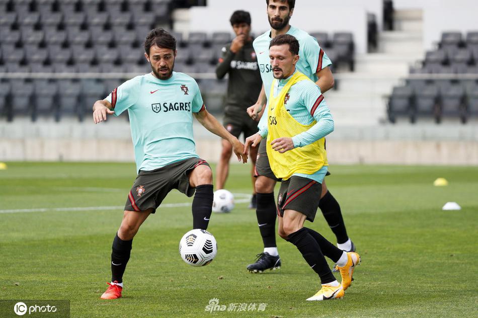 训练尾声，完成高强度合练的球员们围拢在一起，肩并着肩，组成一个坚固的蓝色圆圈，这是团队力量的最直观写照，仿佛在说：无论前路对手多强，我们都将并肩作战直至终章。