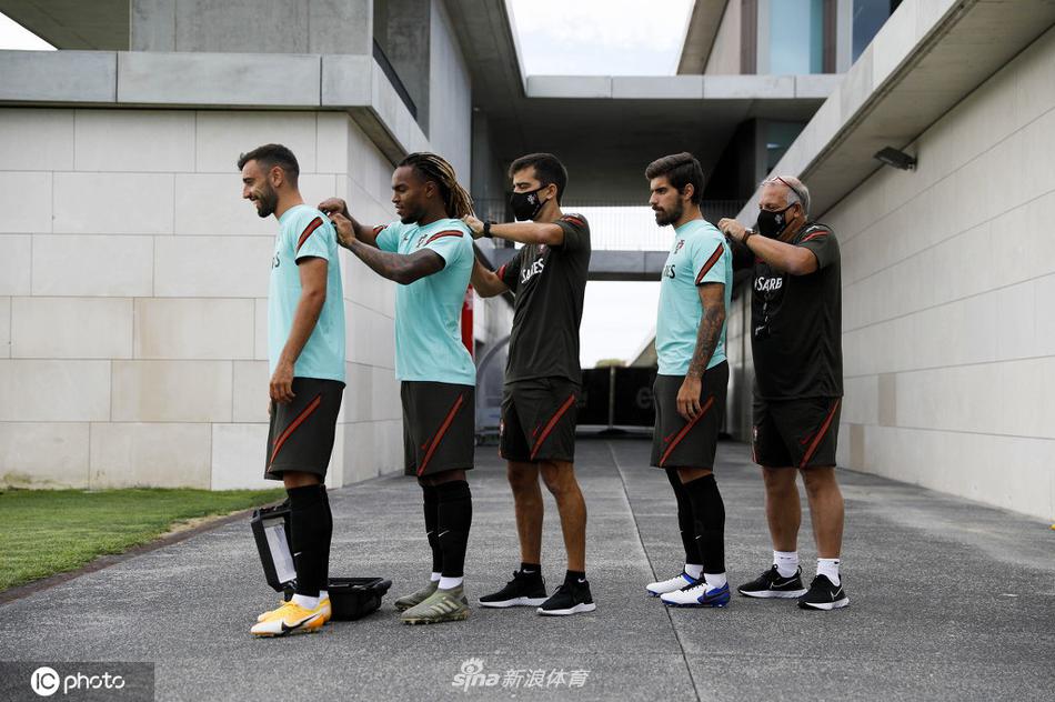 主教练费尔南多·桑托斯在场边双手插兜，目光如炬地注视着弟子们的一举一动，他的脸上写满严肃与思考，仿佛正在脑海中推演着几天后与克罗地亚和瑞典的战术蓝图。