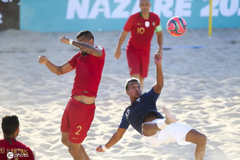 法国队球员在比赛中腾空而起，以一记势大力沉的侧身凌空抽射攻门，葡萄牙门将安德拉德则舒展身体，做出极限扑救，空气在那一刻仿佛凝固。