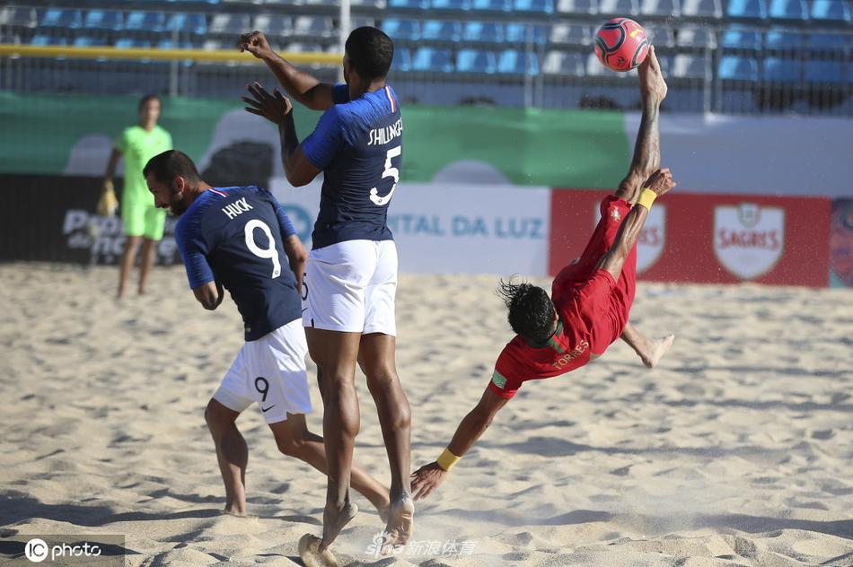 葡萄牙队核心利奥·马丁斯在完成帽子戏法后，与队友冯紧紧相拥，身后的比分牌和欢呼的人群，都成了这对功臣庆祝胜利的辉煌背景。