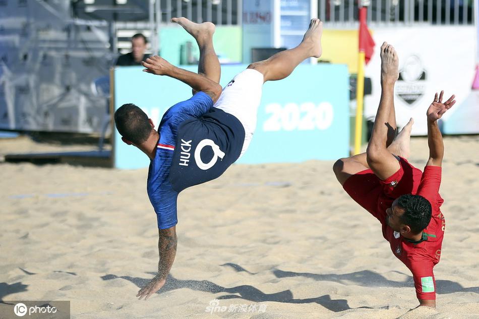 比赛结束后，葡萄牙全体球员手拉手冲向场边，向看台上一直为他们呐喊助威的球迷们致以最深的谢意，蓝色的球衣与金色的沙滩交织成一片欢乐的海洋。