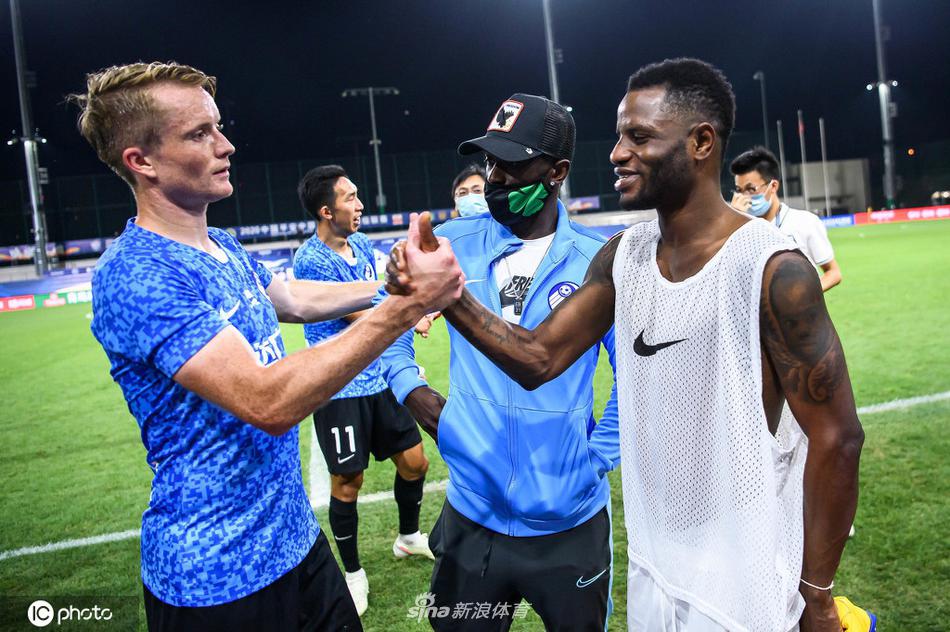 记者：莫兰特和灰熊主帅几乎不交流，前者总是独自坐在替补席末端