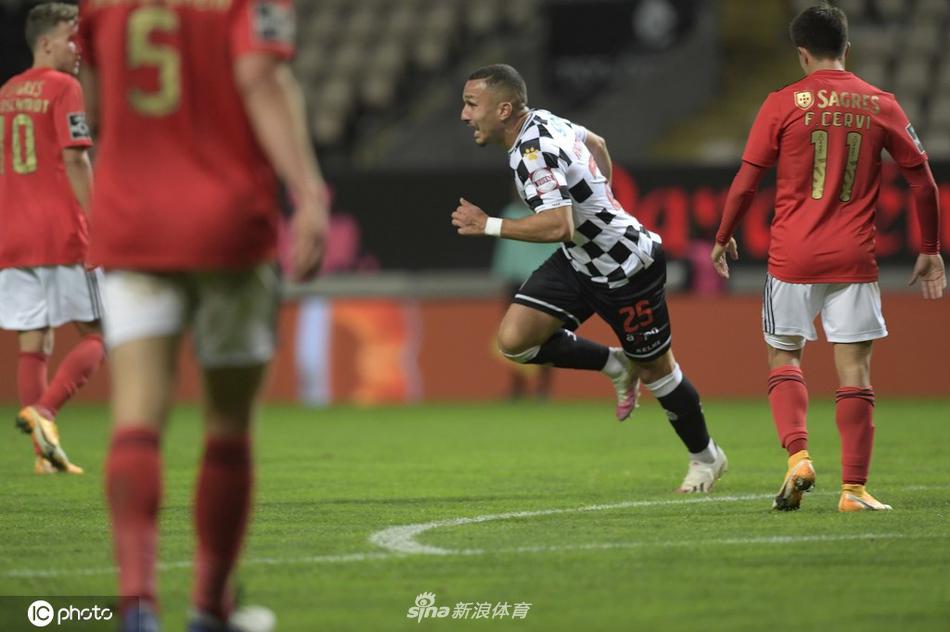 洪都拉斯国脚埃利斯在进球后张开双臂肆意奔跑庆祝，他的脸上写满了狂喜与骄傲，身后的队友们纷纷赶来分享这份荣耀，整个球场都随着他的奔跑而陷入疯狂的节奏中，这是属于草根射手的闪耀时刻。