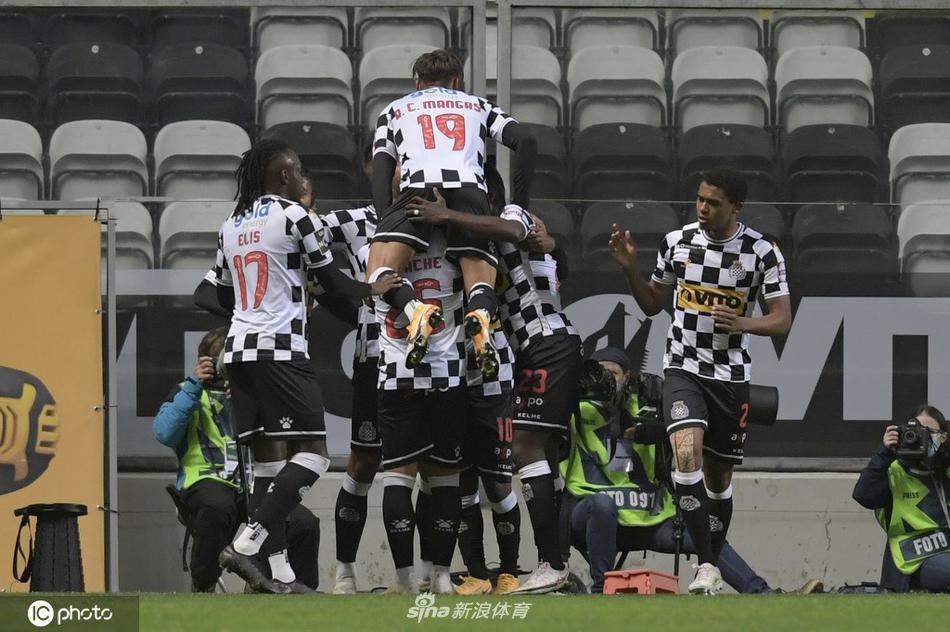 终场哨响后，博阿维斯塔的球员们激动地相拥在一起，庆祝这场来之不易的胜利，而本菲卡的球员则神情落寞地低头离场，一束灯光照亮了草皮，将胜利者与失败者的身影拉得很长很长，完美诠释了竞技体育的残酷与魅力。