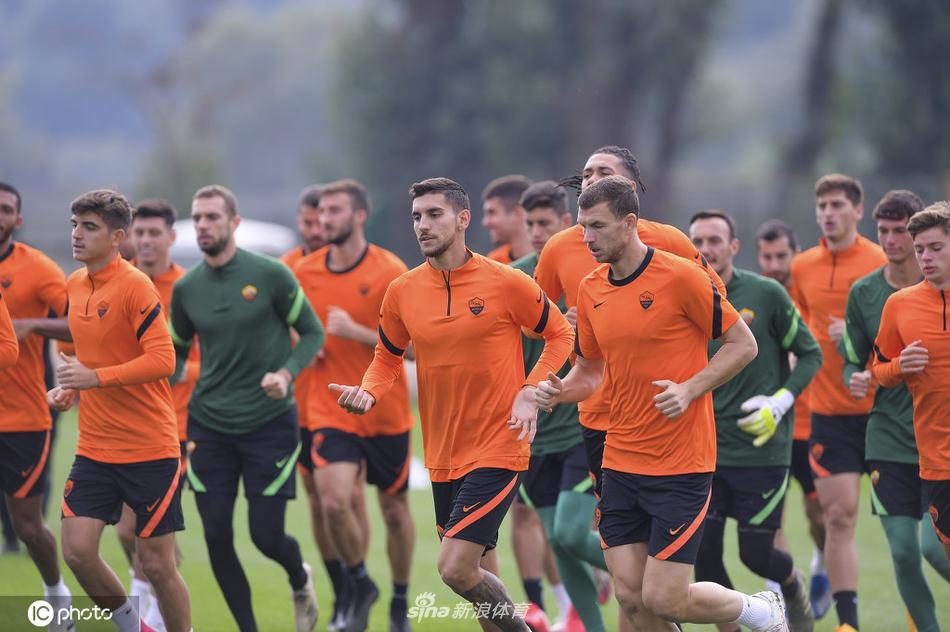 在罗马的训练场上，清晨的阳光洒在草地，球员们正在进行分组抢圈练习，皮球在脚下快速传递，欢声笑语中带着一丝较量的劲头。