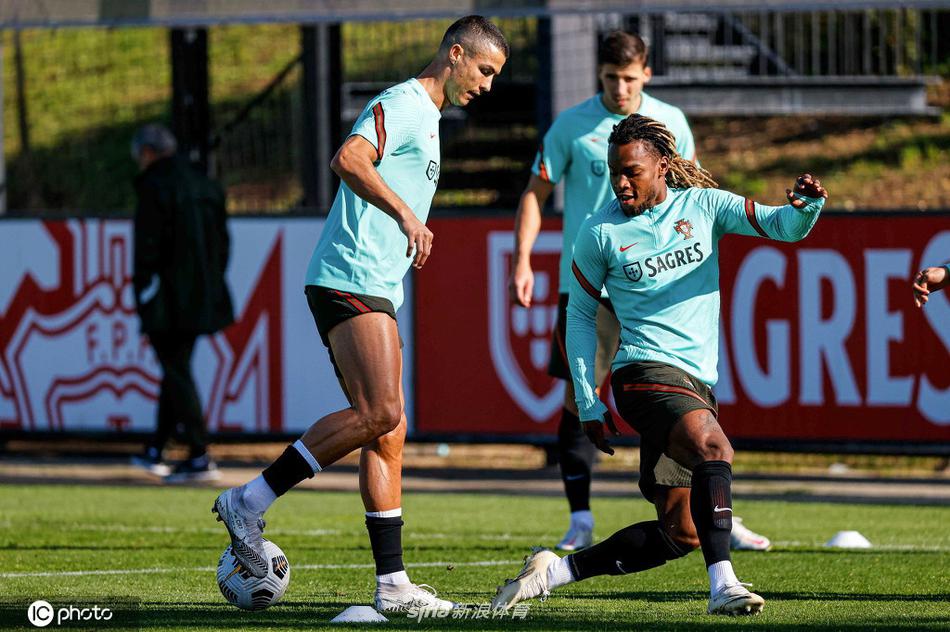 绿茵场上的王者，C罗在全队训练中展现出极佳的竞技状态，脚踝伤势已无大碍。