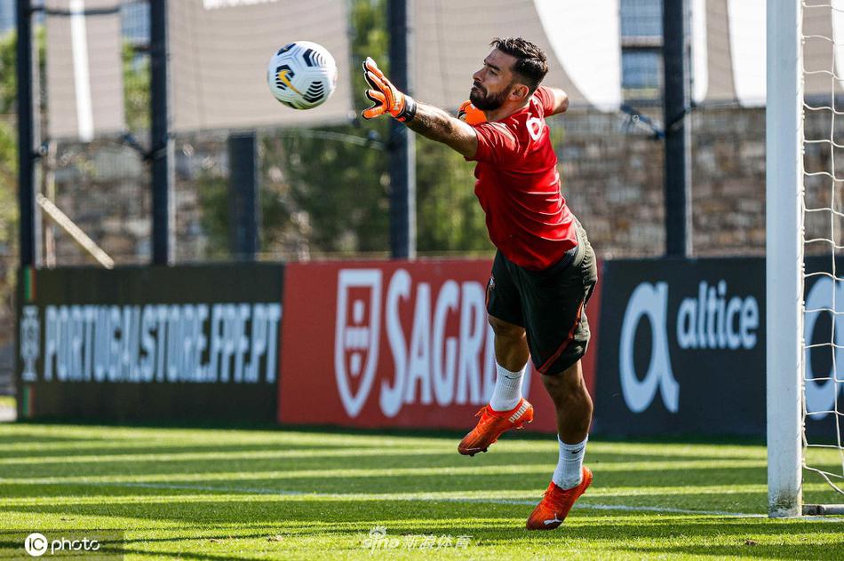 葡萄牙队分组对抗，C罗身着背心在场上奋力拼抢，为即将到来的国际比赛日做最后冲刺。