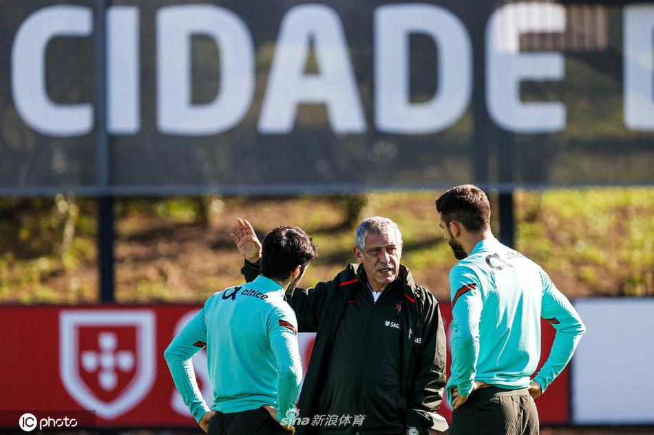 射门练习环节，C罗凌空抽射势大力沉，足球如出膛炮弹般飞向球门，引发现场惊呼。