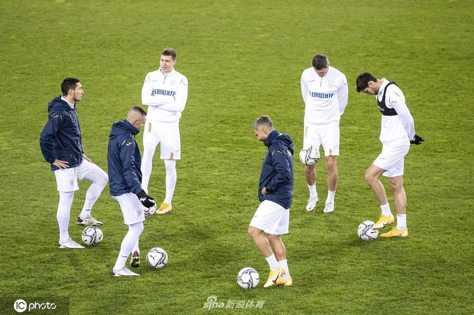 训练结束后，舍甫琴科亲自为球员捡球，师徒间眼神交流充满信任。场边的替补背心整齐摆放，预示着第二天一场恶战的即将来临。