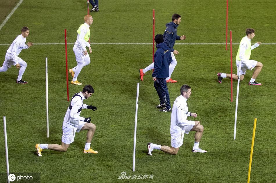 一名乌克兰球员正在独自进行高抬腿跑动训练，他的表情刚毅，每一次摆臂和抬腿都充满了力量，仿佛要将场外的逆境踩在脚下。