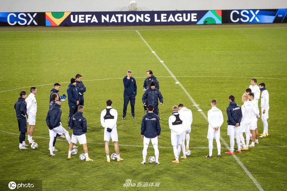 传球训练中，球员们动作干净利落，足球在绿茵场上划出精准的弧线，团队间的默契配合并未因临时拼凑的阵容而打折扣。