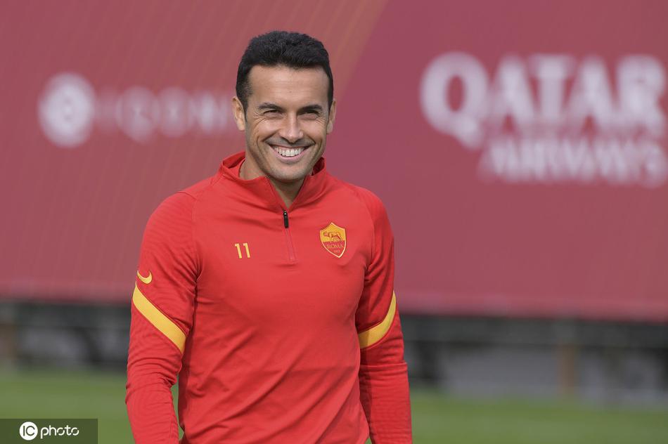 罗马众将在训练场上摆开阵势，队长哲科身先士卒，每一次冲刺都仿佛要撕裂对手的防线，眼神中透露出对进球的极度饥渴。