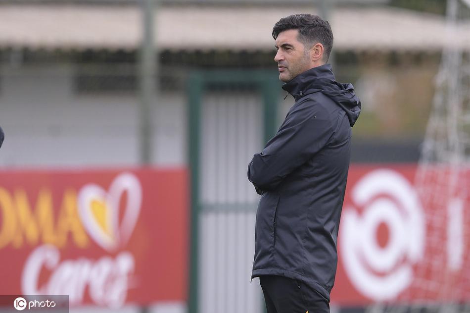 主教练丰塞卡在场边双手插袋，神情凝重地注视着场上的一切，他的大脑正飞速运转，思考着如何在这场博弈中运筹帷幄，决胜千里。