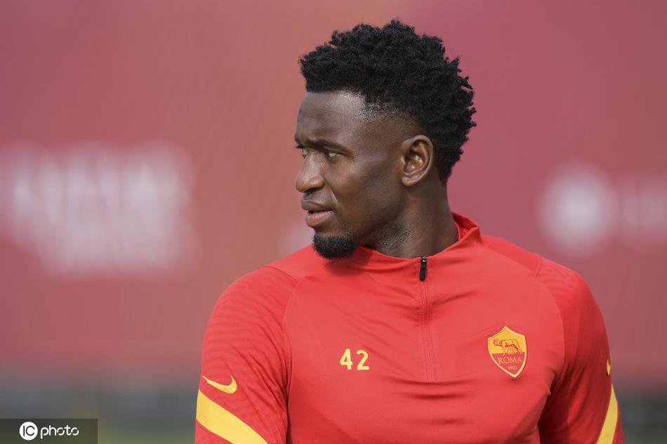 云代尔在边路衔枚疾走，脚下的皮球仿佛黏在鞋钉上，他灵活的身姿如同一条游龙，准备随时用一脚精准的传中撕开敌人的侧翼堡垒。