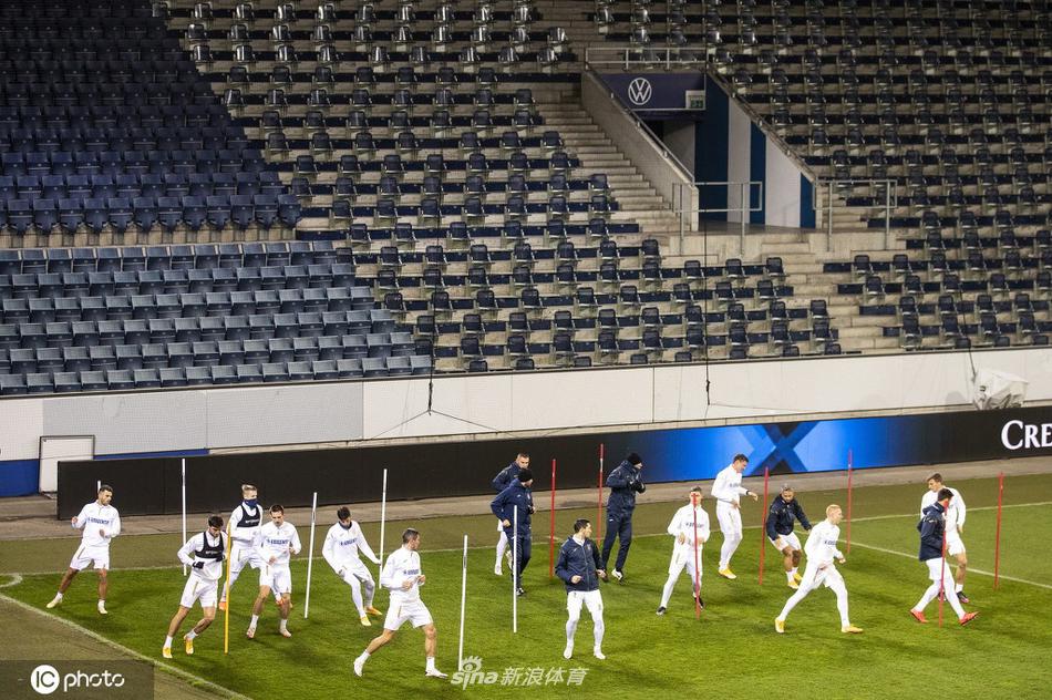 训练场上，乌克兰球员们正在进行抢圈热身，笑容与汗水交织，短暂的轻松气氛背后是应对人员危机的强大心理韧性。