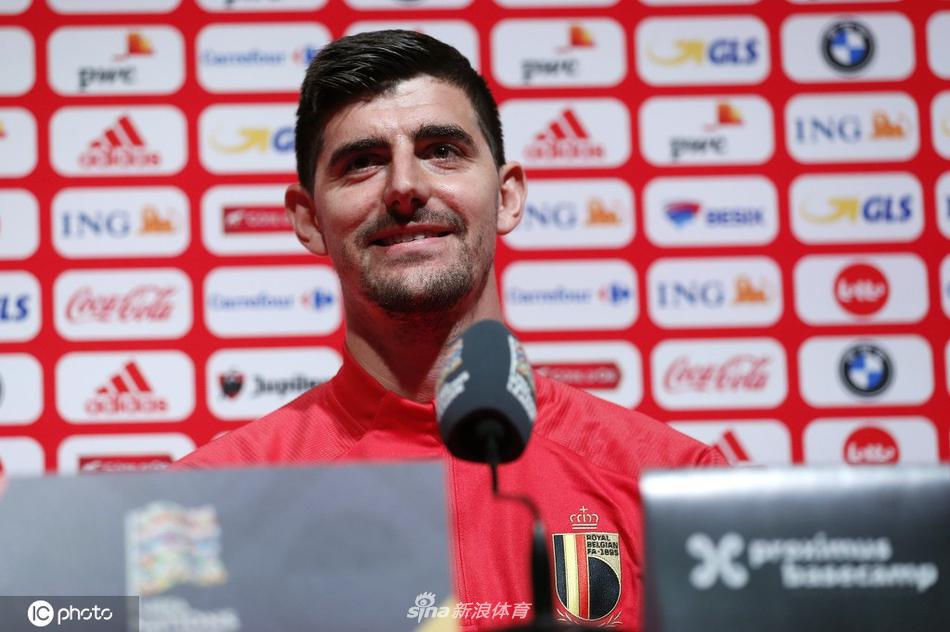 镜头定格在马丁内斯扬手指挥的瞬间，蒂比兹训练场的草坪上仿佛已燃起欧国联决战丹麦的硝烟，每一个手势都传递着必胜的战术信念。