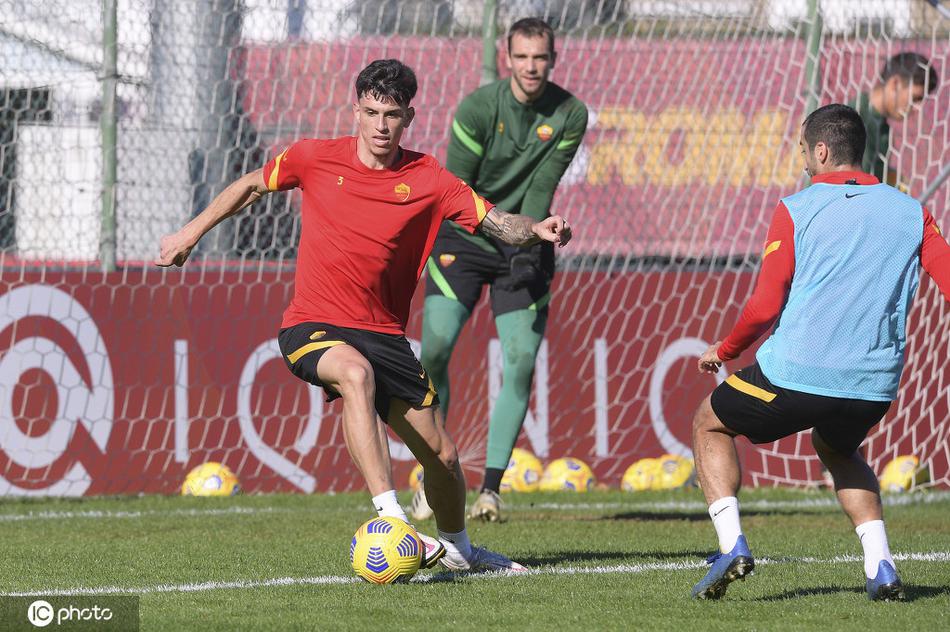 几名后卫在教练的指导下进行防守站位练习，他们神情严肃，彼此间不断交流，那默契的配合正是罗马防线坚不可摧的秘密武器。