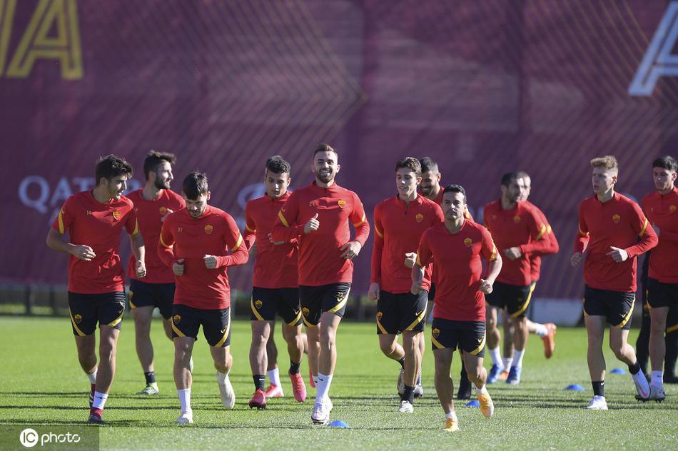 夕阳的余晖洒在训练场上，一名球员独自加练着任意球，那专注的背影仿佛定格了时间，每一次精准的弧线都是他对胜利的执着追求。