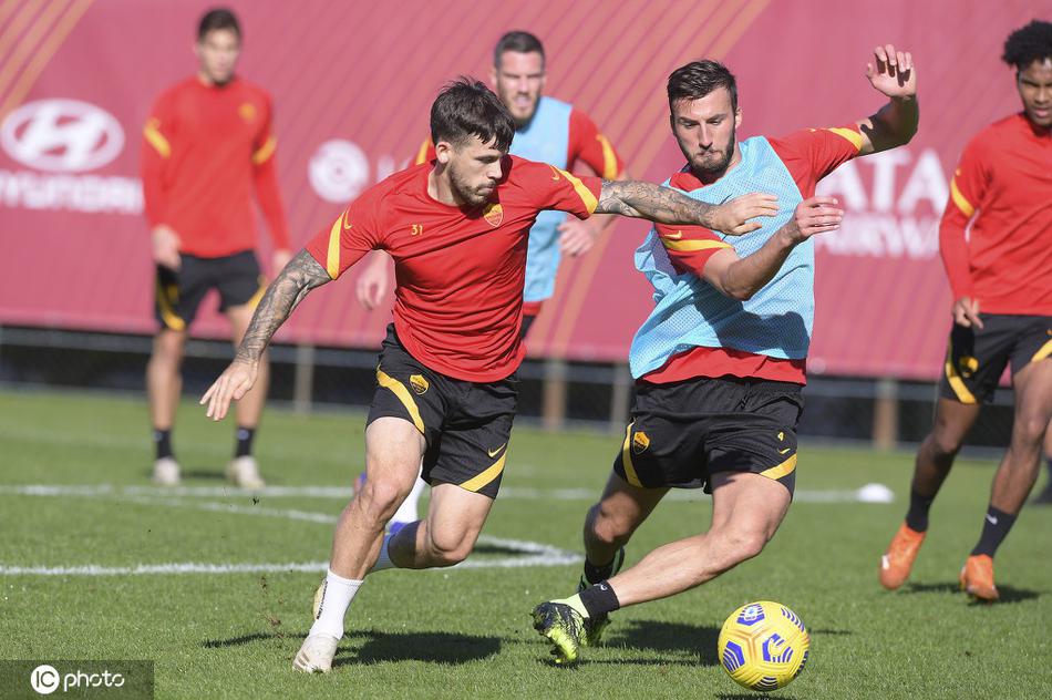 训练场边，教练组正围在一起讨论战术细节，手中的战术板仿佛是指挥千军的沙盘，每一次的调整都是为了在赛场上的致命一击。