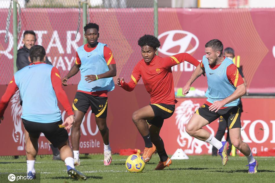 替补球员在另一侧进行射门专项练习，皮球如出膛的炮弹般一次次飞入球网，他们随时待命，准备为球队贡献自己的力量。