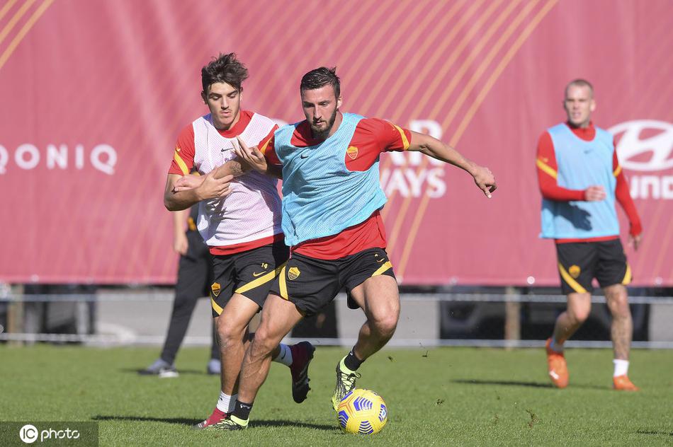 在罗马的训练基地上，球员们正进行着高强度的分组对抗，阳光下草皮显得格外翠绿，每一名队员的眼神中都透露出对胜利的渴望。