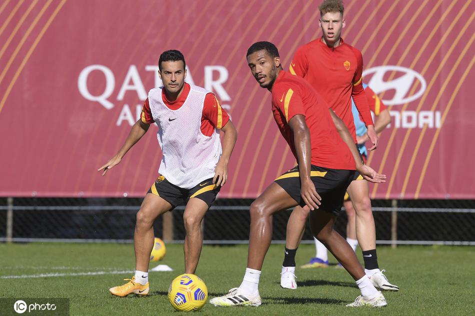 中场核心球员正在慢跑热身，他的动作舒展而充满力量，汗水已经浸透了训练服，仿佛在为即将到来的硬仗储备每一分能量。