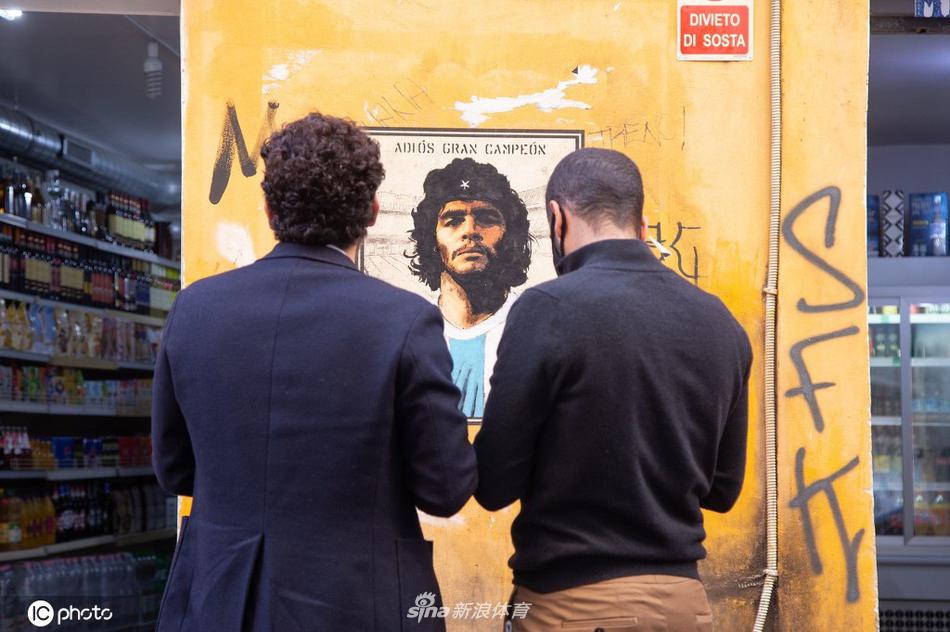 最后一幅画面中，整个街区的壁画全景映入眼帘，它已成为城市景观的一部分，见证着人来人往，车流不息，唯有球王的身影，安静而永恒地守护着这片土地。