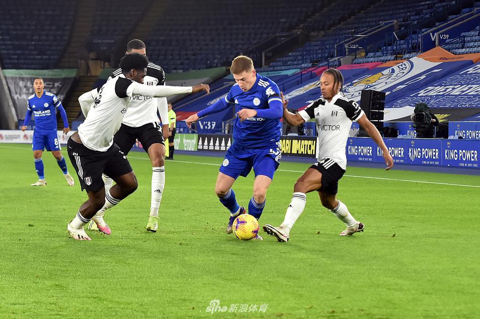 进球功臣哈维·巴恩斯在破门后怒吼庆祝，脸上写满了不甘与激动，尽管这粒进球来得稍晚，却展现了蓝狐的血性。