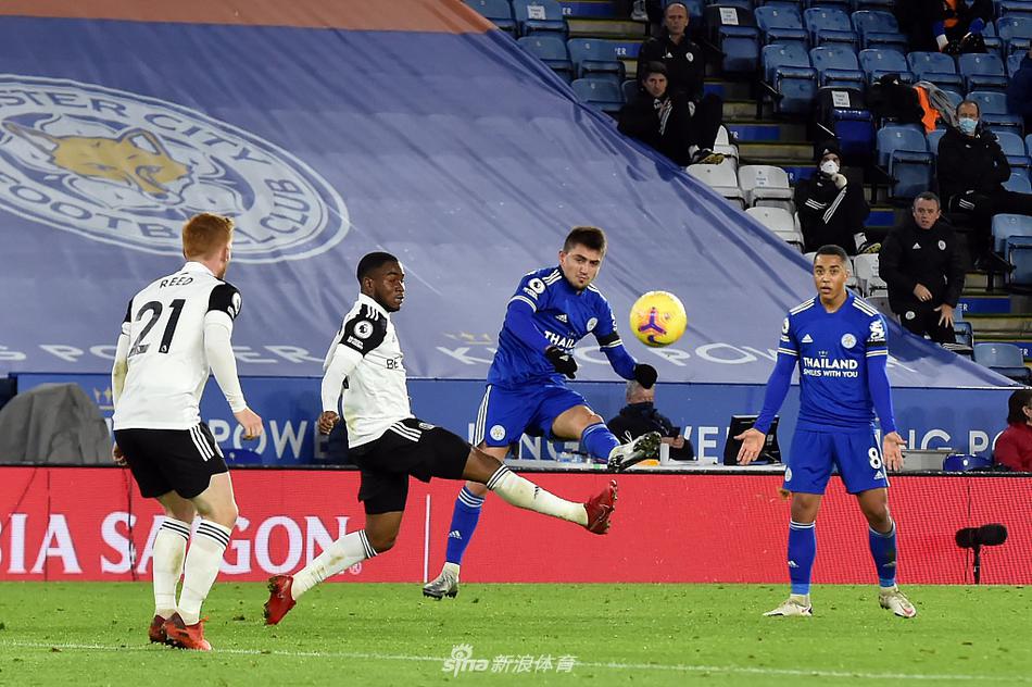 莱斯特城射手瓦尔迪在禁区内跃起头球摆渡，为队友巴恩斯创造射门机会，展现出老牌射手的敏锐嗅觉。