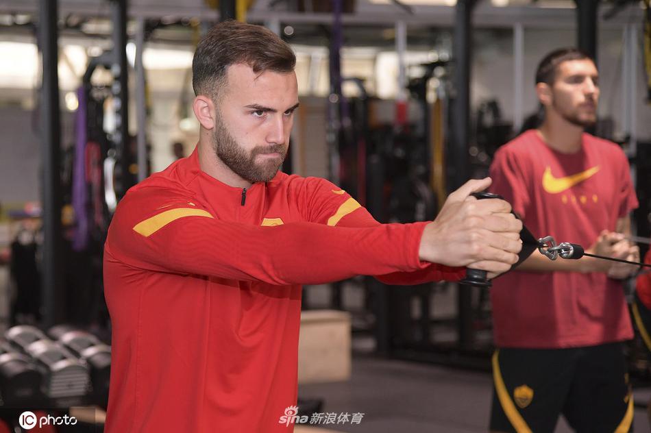 夕阳的余晖洒在训练场上，罗马球员们正在进行分组对抗，人影交错间尘土飞扬，充满了战斗的氛围