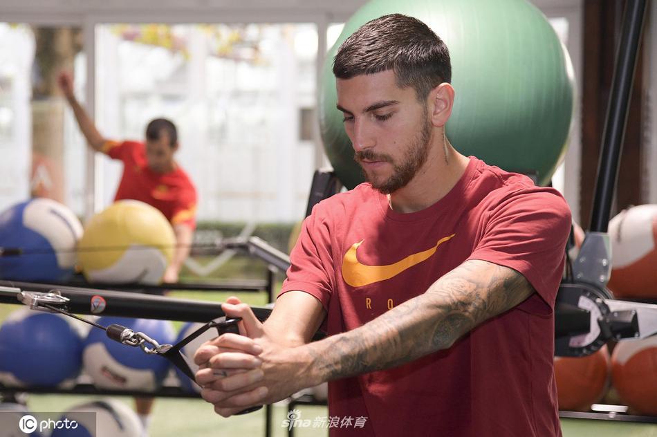 绿茵场上，一名罗马球员正在进行高强度的带球绕杆训练，皮球紧紧黏在脚下，每一次触球都充满了节奏感