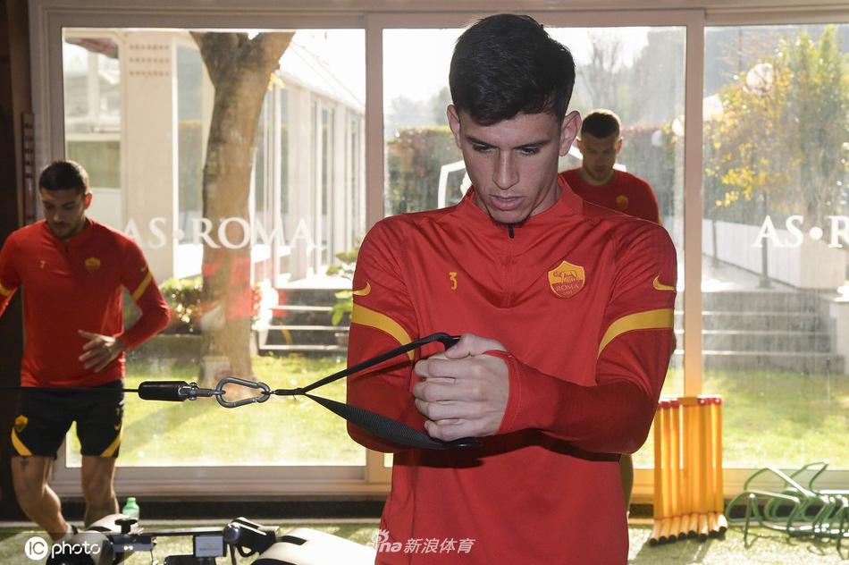 训练接近尾声，罗马球员们三三两两放松拉伸，远处的训练器材静静伫立，见证着红狼军团为梦想付出的每一分努力