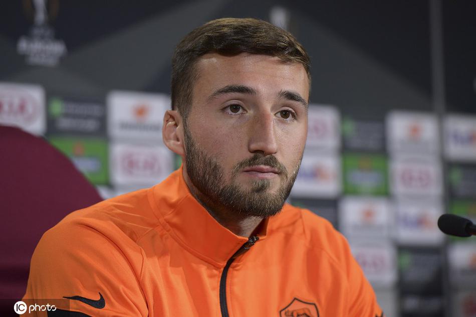 丰塞卡在发布会中露出自信的微笑，他双手指向远方，仿佛正在向媒体阐述球队夺取小组头名的宏伟蓝图