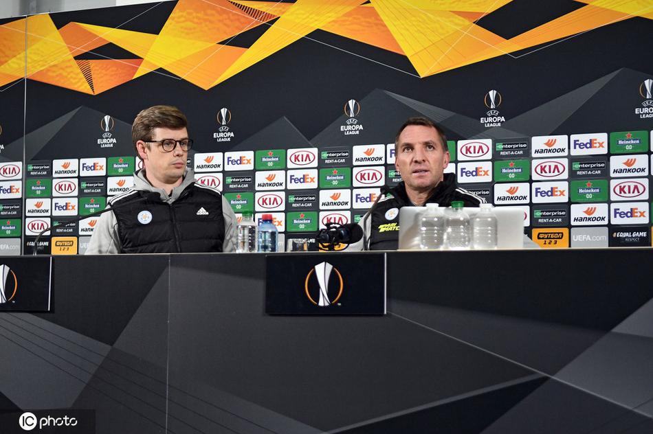 莱斯特城主帅罗杰斯在乌克兰扎波罗热的赛前新闻发布会上，神情专注地倾听记者提问