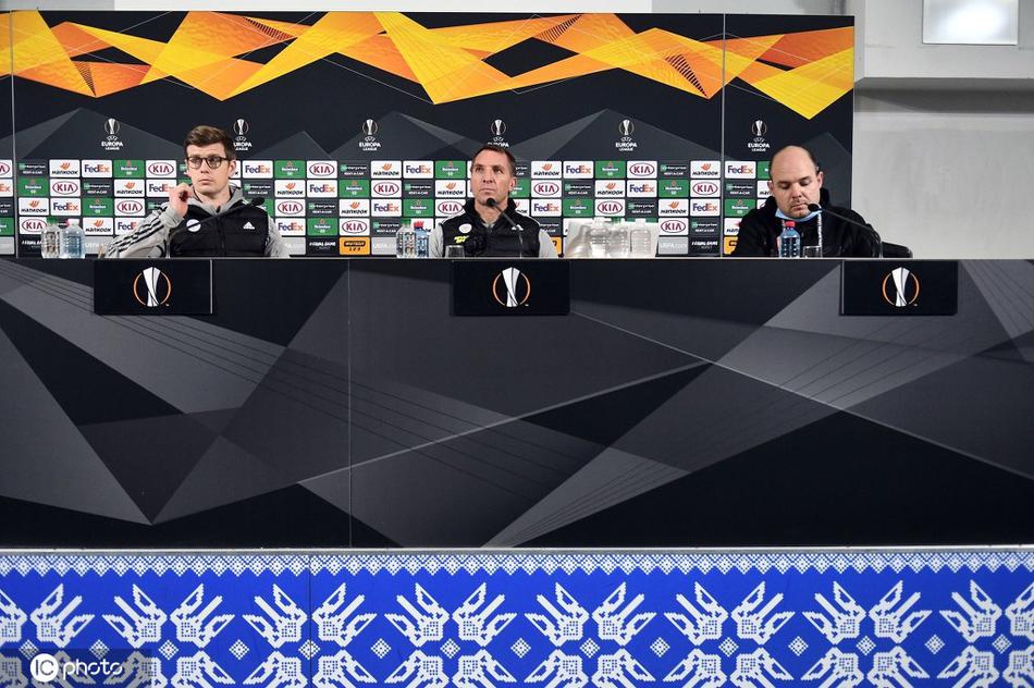 发布会现场全景，莱斯特城教练组与媒体面对面交流，蓝狐的标志在异国他乡的发布会厅格外醒目