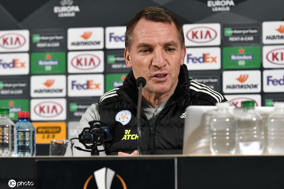 莱斯特城球员代表在乌克兰寒冷的天气里出席发布会，他坚毅的眼神仿佛已经瞄准了球场上的胜利